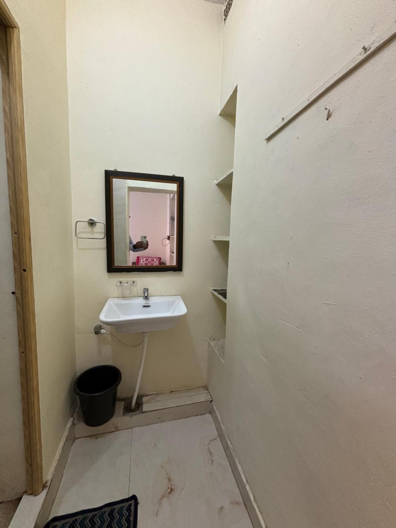 האמפי Mahesh Guest House מראה חיצוני תמונה