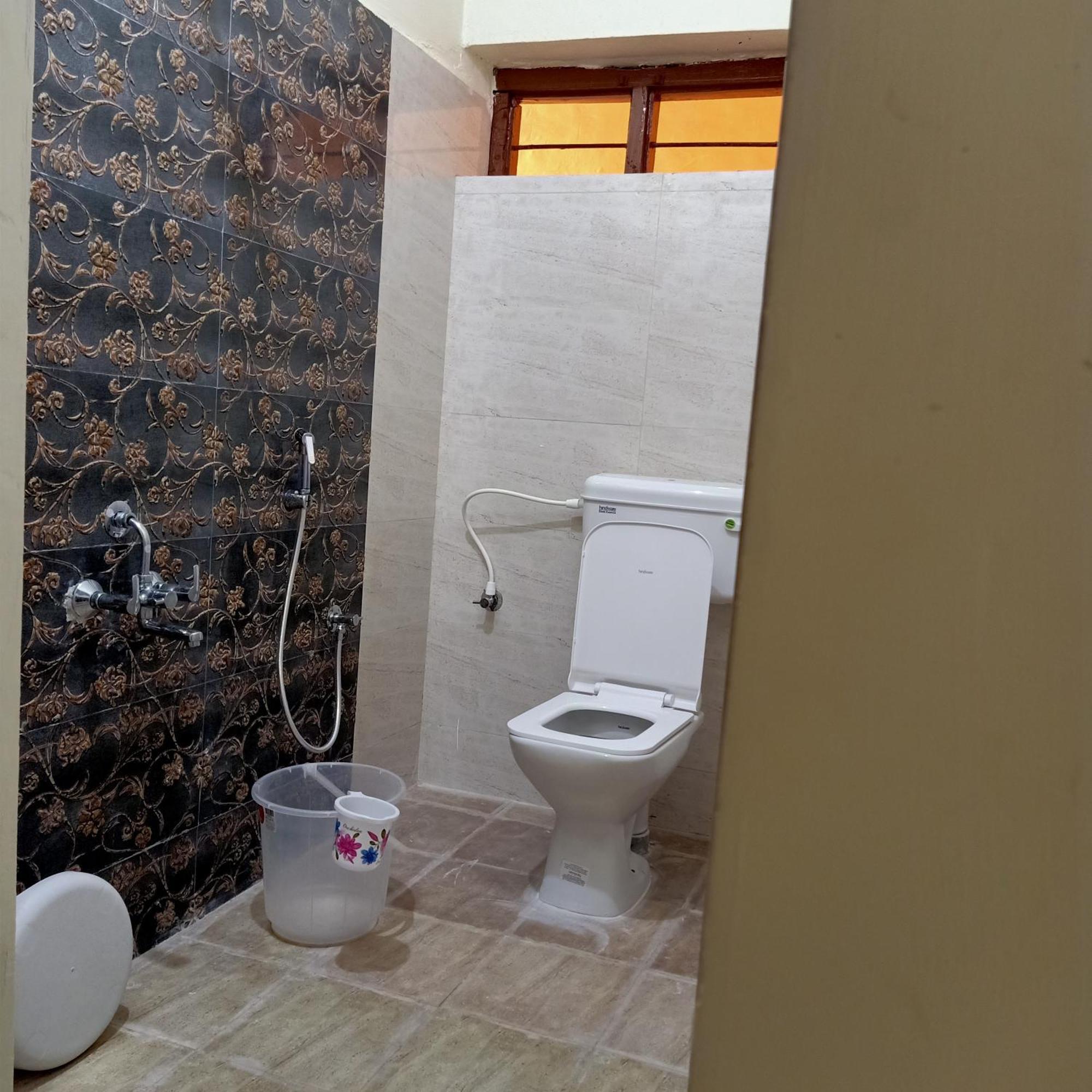 האמפי Mahesh Guest House מראה חיצוני תמונה
