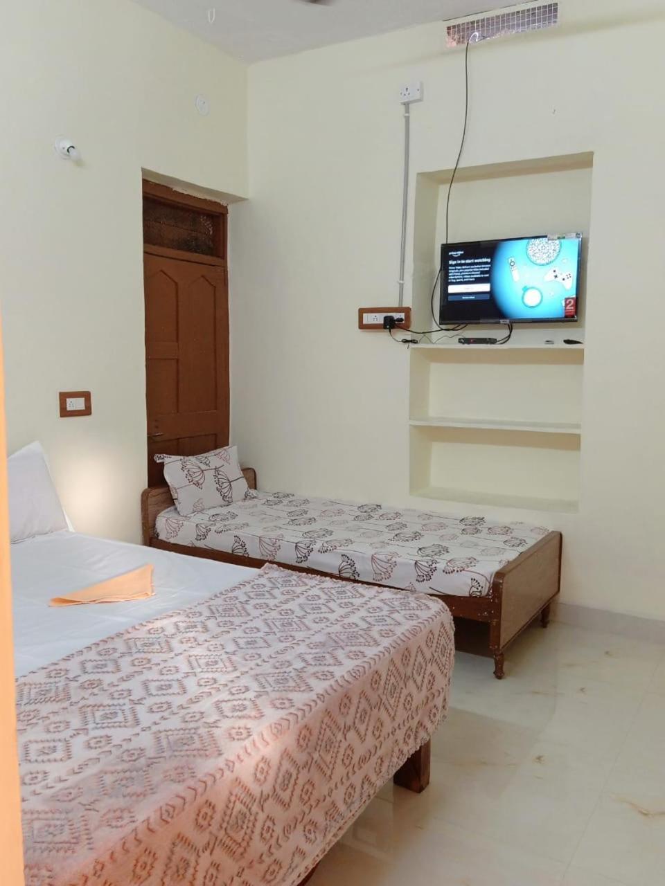 האמפי Mahesh Guest House מראה חיצוני תמונה