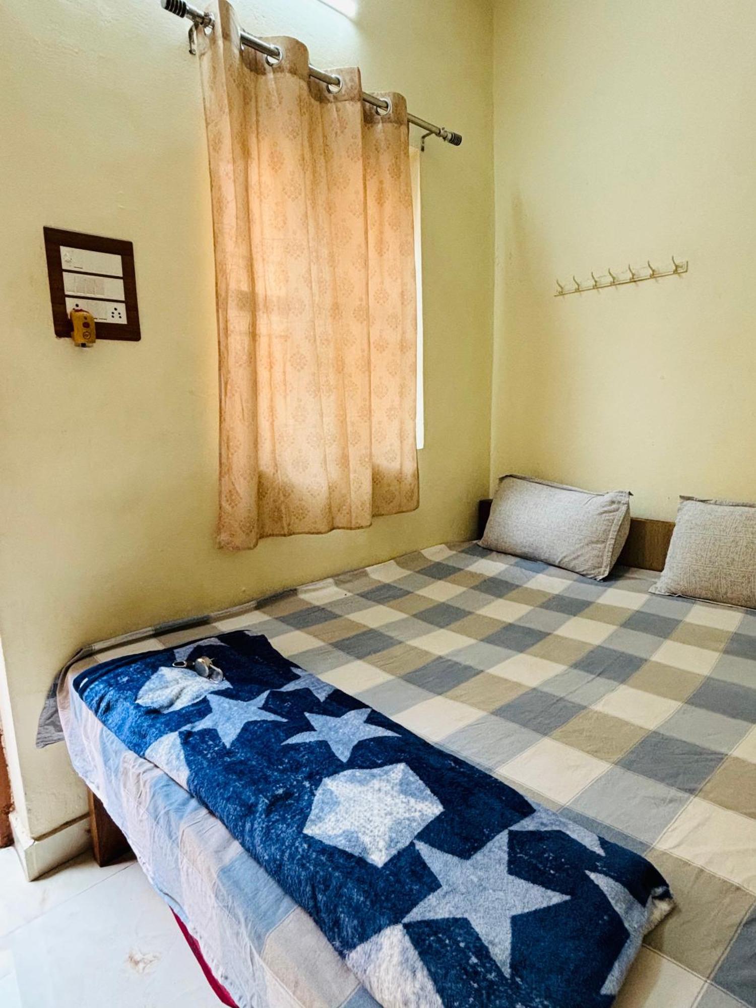 האמפי Mahesh Guest House מראה חיצוני תמונה