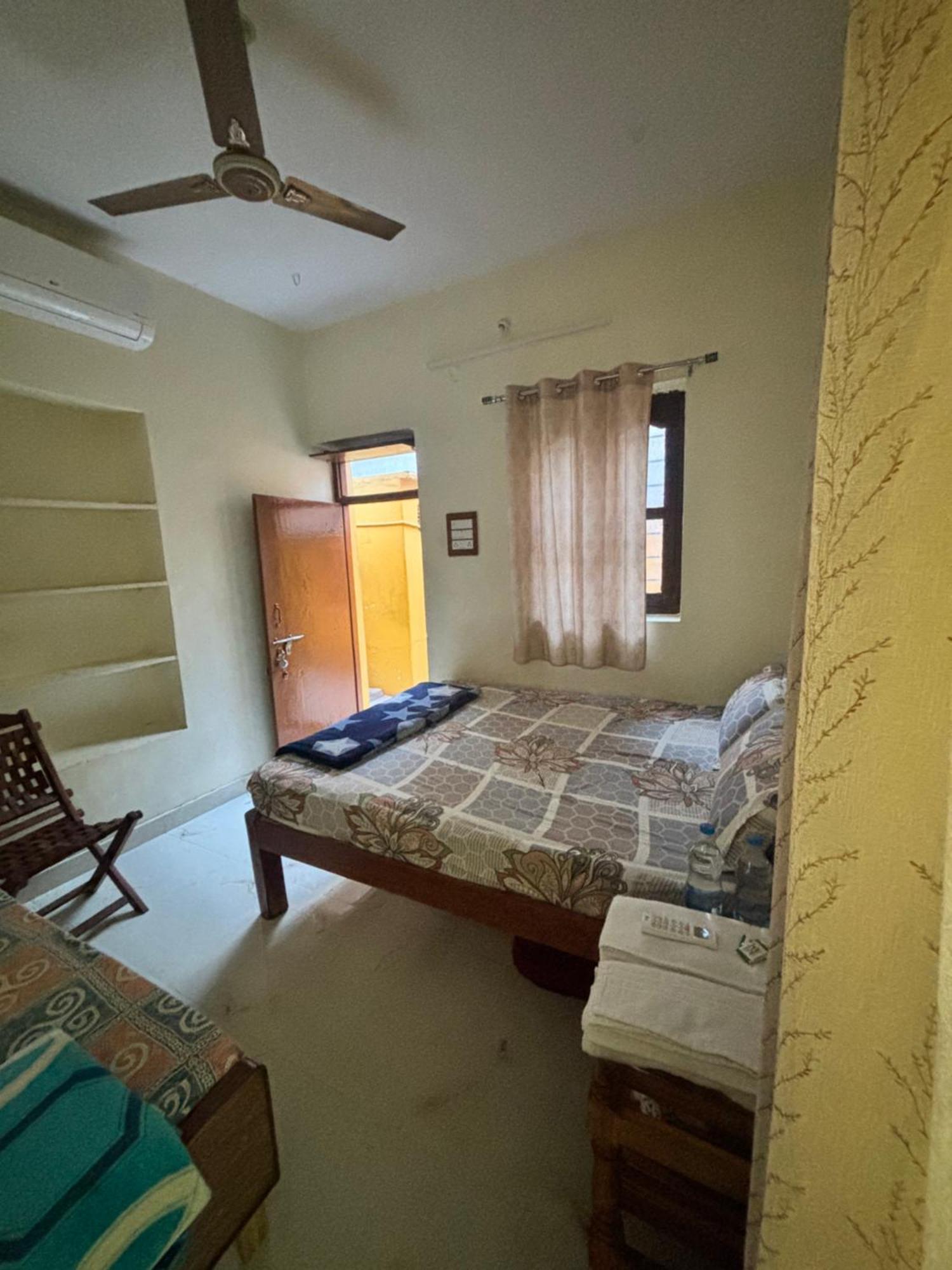 האמפי Mahesh Guest House מראה חיצוני תמונה