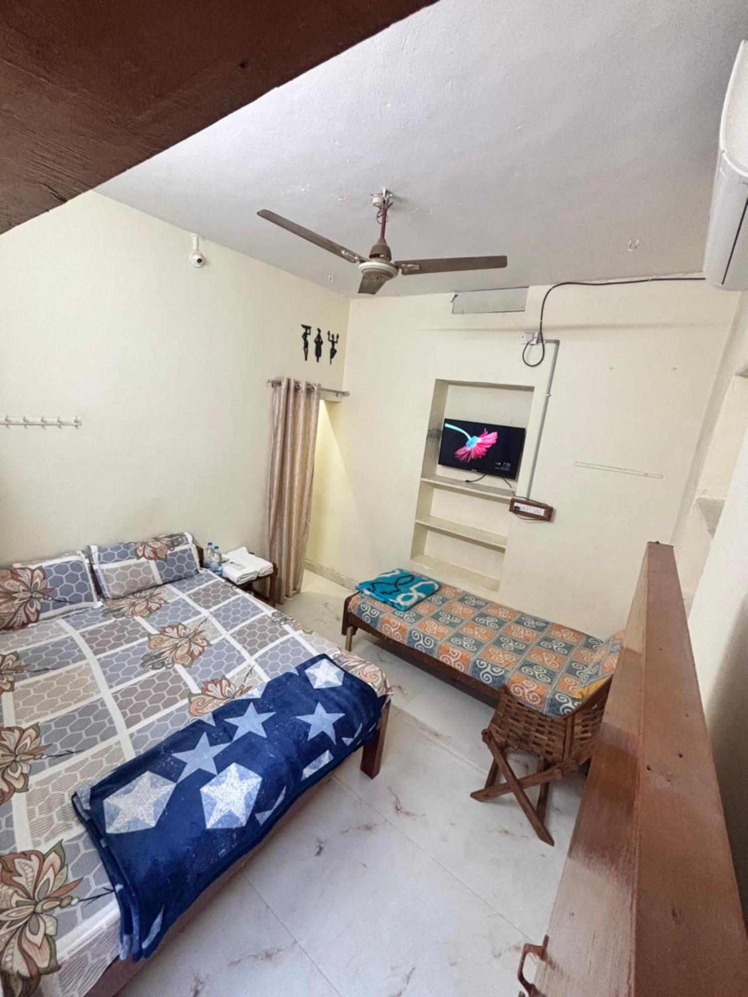 האמפי Mahesh Guest House מראה חיצוני תמונה